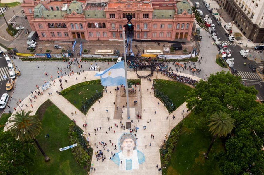 Sau khi qua đời, linh cữu Diego Maradona được đưa đến phủ Tổng thống Argentina ở Buenos Aires để người hâm mộ vào viếng.