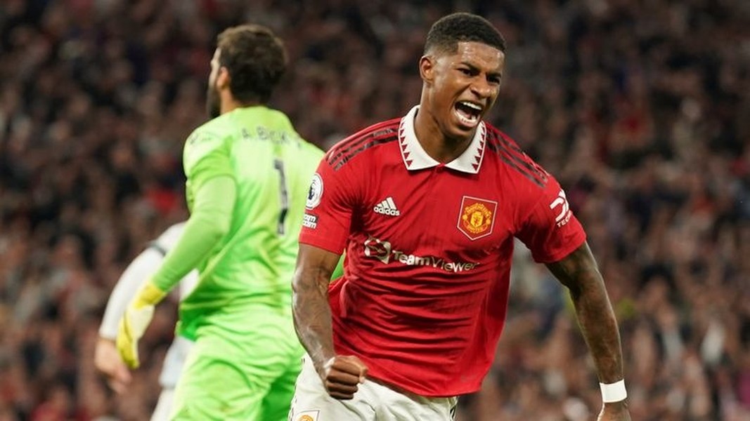  Rashford vừa lập công trong chiến thắng đầu tiên của "Quỷ đỏ" tại Premier League 2022/23, gặp Liverpool. Không chỉ được yêu thích bởi tài năng, tiền đạo sinh năm 1997 còn ghi dấu ấn khi tích cực tham gia hoạt động vì cộng đồng.