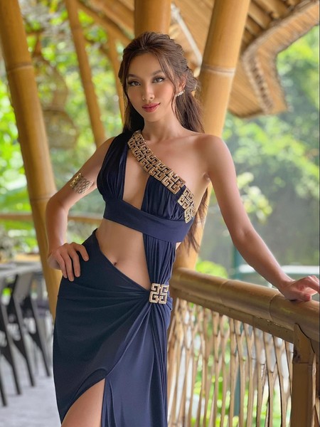  Thùy Tiên đang có mặt tại Bali, Indonesia để đồng hành cùng các thí sinh Miss Grand International 2022 trong vai trò đương kim Hoa hậu Hòa bình Quốc tế. Trong những ngày gần kết thúc nhiệm kỳ, người đẹp khoe triệt để vòng eo với thiết kế có những đường cắt cúp táo bạo. Ảnh: FBNV.