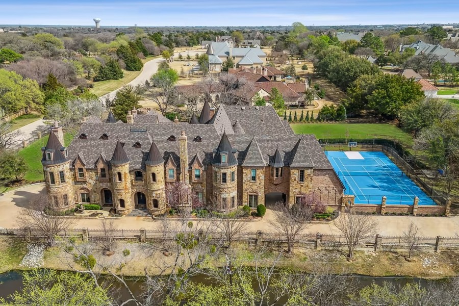 Theo Mansion Global, tòa  lâu đài nằm trên một khu đất có diện tích gần 6.500 m2 ở Texas, Mỹ. Trong đó, khu vực nhà ở rộng gần 1.300 m2 với 7 phòng ngủ và 12 phòng tắm.