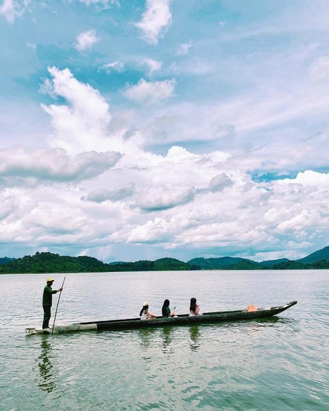  Hồ Lăk còn gọi có tên gọi khác là hồ Lạc Thiện, nằm ngay thị trấn Liên Sơn, huyện Lăk, cách trung tâm Buôn Ma Thuột 56km về phía Nam trên quốc lộ 27 đường đi Đà Lạt. Ảnh: @phanthu1996