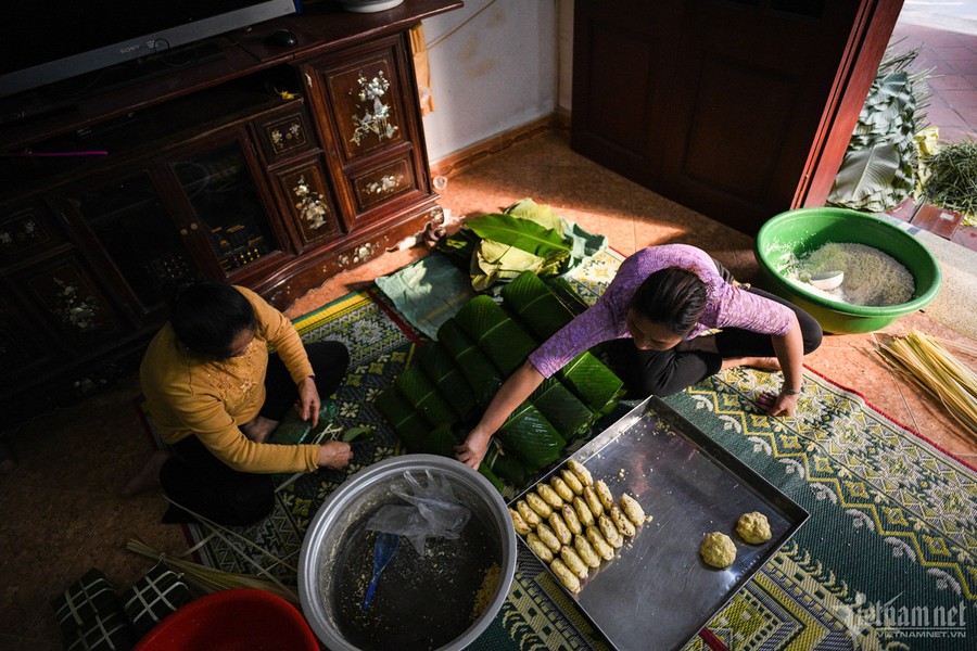 Cứ vào dịp tháng Chạp hàng năm, các thành viên trong gia đình bà Kim Liên, ông Nguyễn Hùng (ngoài 70 tuổi, ở Vân Canh, Hoài Đức, Hà Nội) lại tất bật  gói bánh chưng bán lễ. Gần 30 năm qua cảnh này vẫn diễn ra đều đặn.