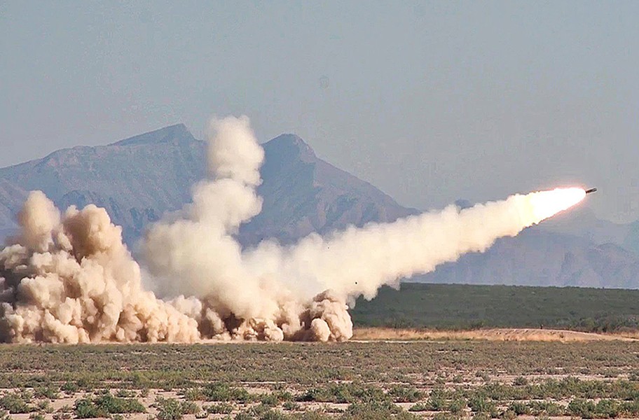 Theo Army Recognition, Quân đội Mỹ đang phát triển loại đạn pháo phản lực tự dẫn thông minh (GMLRS) M30A1 mang theo các đầu đạn đặc biệt có thể giúp nước này loại bỏ các mẫu bom chùm đã lỗi thời CBU. Dự kiến, M30A1 sẽ được  Quân đội Mỹ triển khai thử nghiệm tại Trung Đông và Tây Nam Á trong năm nay. Nguồn ảnh: WordPress.com.