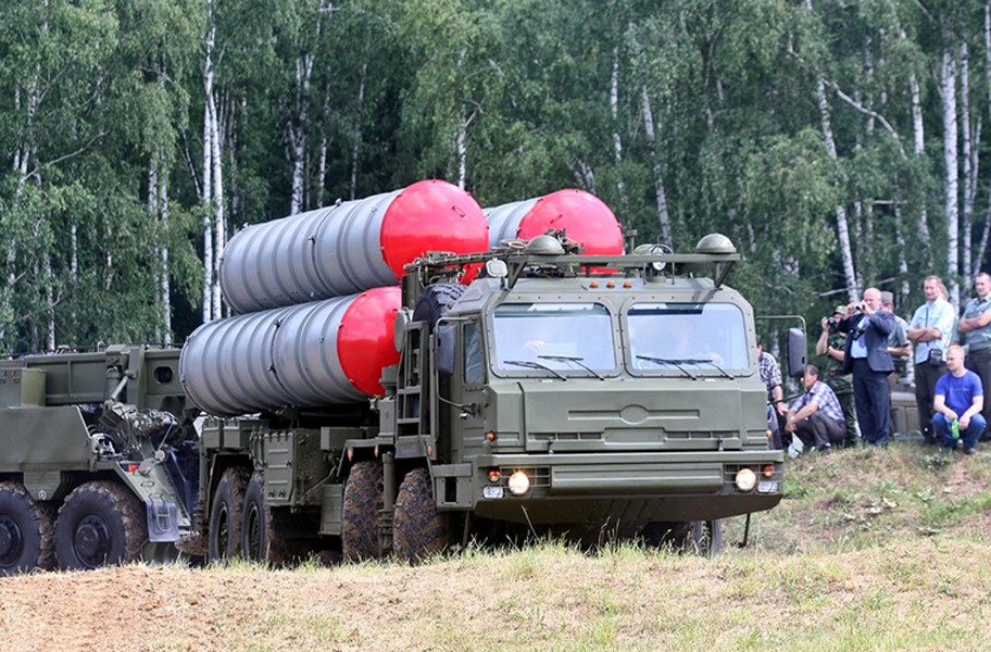 Những cái tên như S-300, S-400 hay tương lai gần là S-500, luôn được nhắc đến như những lưới lửa bảo vệ bầu trời nước Nga trước mọi mối đe dọa từ trên không. Chúng có khả năng đánh chặn hầu hết mọi loại mục tiêu bay kể cả tên lửa đạn đạo, với tầm bắn hiệu quả có thể lên đến 400km ngay cả khi mục tiêu ở độ cao hơn 180.000m. Nguồn ảnh: The National Interest.