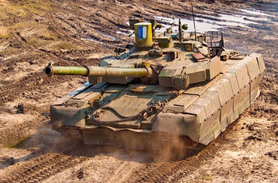 T-84 Oplot-M của Ukraine được trang bị pháo 125mm có khả năng bắn nhiều loại đạn khác nhau và tên lửa chống tăng dẫn đường bằng laser. Hệ thống nạp đạn tự động giúp xe tăng có thể nạp đạn trong vòng 8 giây. Nguồn ảnh: The Richest.