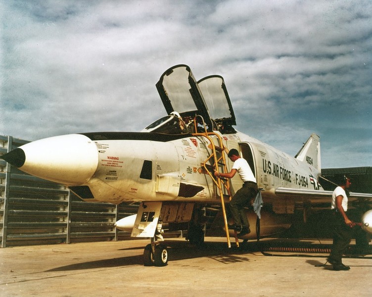 Được ra đời vào năm 1958,  máy bay F-4 Phantom II là loại chiến đấu cơ hiện đại bậc nhất thế giới thời bấy giờ, được Mỹ nhồi nhét rất nhiều công nghệ hiện đại.