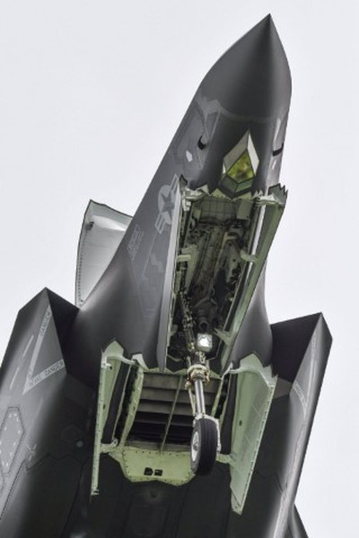  Tiêm kích F-35B là phiên bản đặc biệt nhất trong dòng chiến đấu cơ F-35. Đây là loại tiêm kích được thiết kế để có khả năng cất cánh với đường băng rất ngắn, và hạ cánh thẳng đứng như máy bay trực thăng.