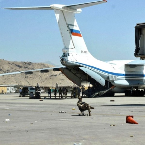 Hình ảnh về chiếc  vận tải cơ Il-76 của Nga đang đỗ tại phi trường Kabul, trong nỗ lực di tản công dân Nga khỏi Afghanistan đã khiến không ít người phải sửng sốt, với trang bị súng máy đuôi vẫn còn tồn tại trên chiếc máy bay này.