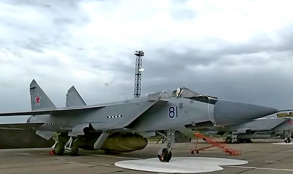  Tiêm kích đánh chặn MiG-31 Foxhound của Lực lượng Hàng không Vũ trụ Nga gần đây đã được nhìn thấy mang theo một loại tên lửa rất lạ mắt, chưa từng được nhìn thấy trước đây.