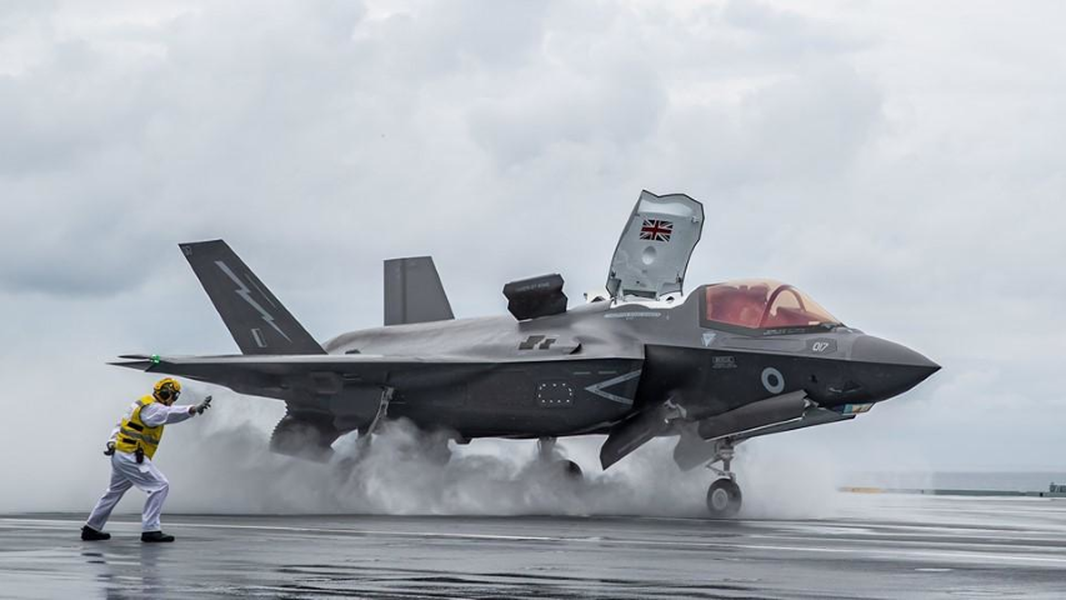  Chiến đấu cơ tàng hình F-35B của Anh có thể đang cố đuổi theo chiếc Su-30 của Nga thì gặp nạn. Đây là thông tin mới được trang Sohu của Trung Quốc đăng tải.