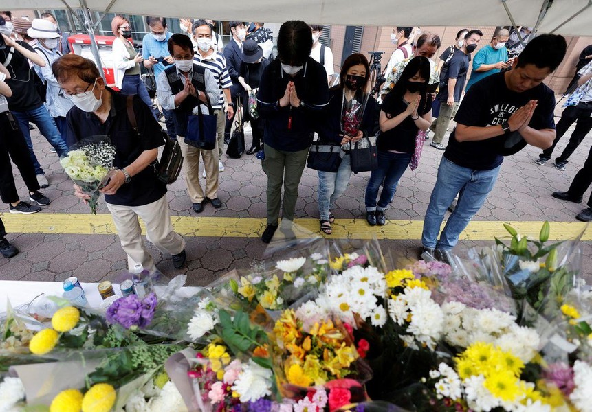 Mọi người đặt hoa và cầu nguyện nơi ông Abe bị bắn, gần nhà ga Yamato-Saidaiji, Nara. Ảnh: Reuters