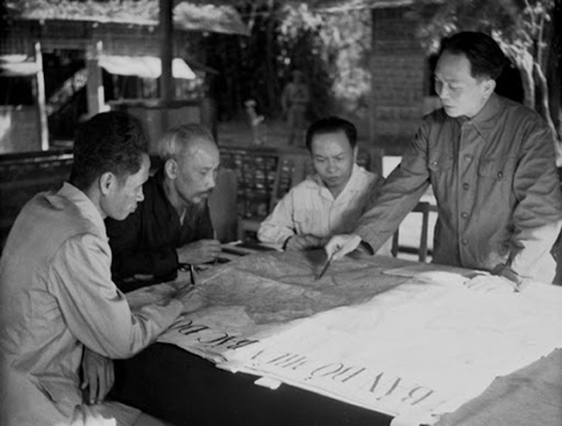 Cuối năm 1946, khi cuộc kháng chiến với thực dân Pháp là không thể tránh khỏi, Chủ tịch Hồ Chí Minh đã hỏi Võ Nguyên Giáp, tân Bộ trưởng Quốc phòng, người cũng được Chủ tịch nước ủy quyền làm Tổng chỉ huy Quân đội Nhân dân và Dân quân tự vệ: "Nếu địch mở rộng chiến tranh trên miền Bắc, Hà Nội có thể giữ được bao lâu?". Bộ trưởng  Võ Nguyên Giáp đã tự tin trả lời: "Có thể giữ được một tháng!".