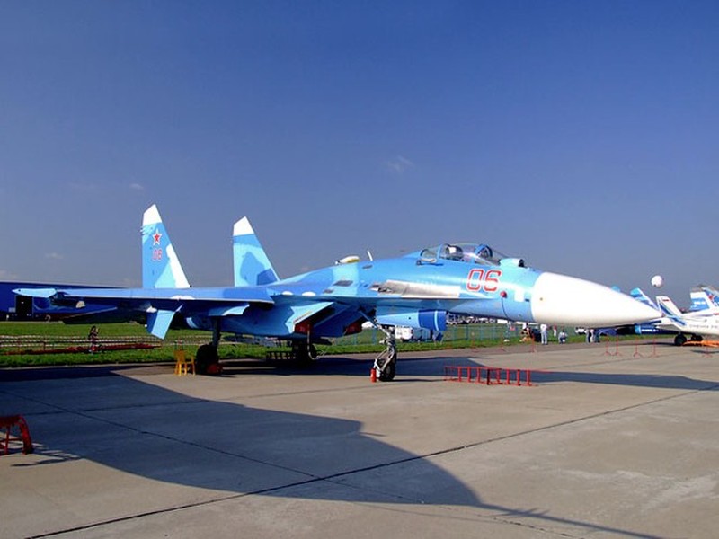 Tờ Russia Beyond cho biết, máy bay tiêm kích đánh chặn Su-27 (tên của NATO Flanker- kẻ tiến công bên sườn), đây là loại máy bay tiêm kích đánh chặn đa năng hạng nặng, có thể thực hiện nhiệm vụ chiến đấu cả ngày lẫn đêm, trong mọi điều kiện thời tiết. Ảnh: Forces.