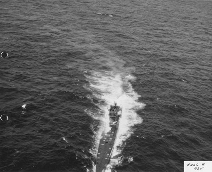 Ngày 4/6/1944, một  tàu ngầm U-boat của Hitler số hiệu U-505 đang lảng vảng ở bờ biển Tây Phi thì bị các tàu của Mỹ và Đồng Minh truy lùng. Khi tàu USS Chatelain thả mìn sâu xuống thì chiếc U-boat sợ hãi rời khỏi chỗ trốn.