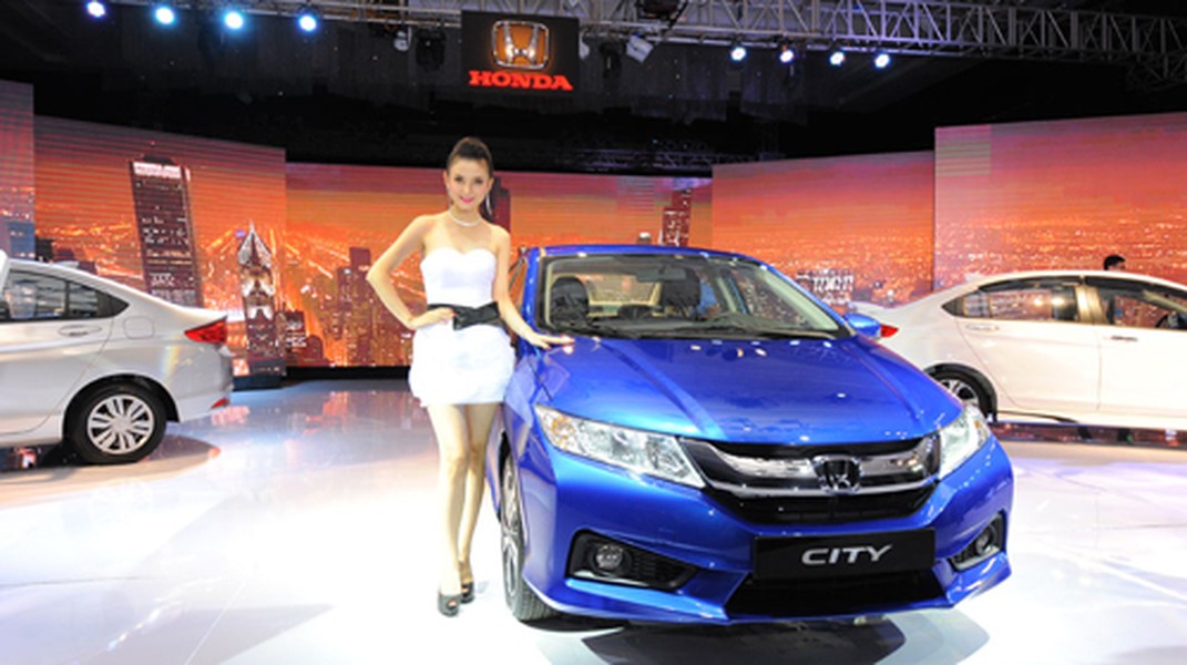 Ngoại thất của Honda City 2014 được thiết kế dựa trên ý tưởng "chuyển động giao thoa mượt mà". Chiều dài cơ sở được gia tăng thêm 50mm so với thiết kế hiện tại, theo đó chiều dài và chiều cao tổng thể của xe cũng tăng tương ứng 45mm và 5mm giúp xe vận hành đầm chắc hơn, cabin cũng rộng hơn.