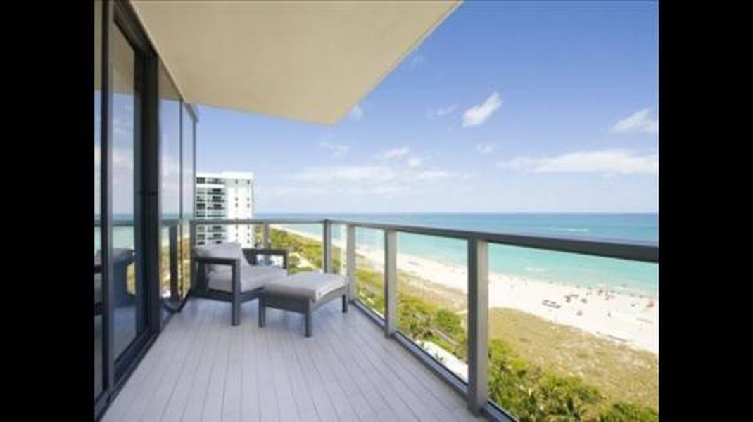 Nhà nghỉ Atlantic Coast Oceanfront Condo, bãi biển Miami, Florida gồm 3 phòng ngủ, ban công riêng với tầm nhìn ra thẳng Đại Tây Dương có giá 18.000 USD/tuần (tương đương 2.800 USD/đêm).