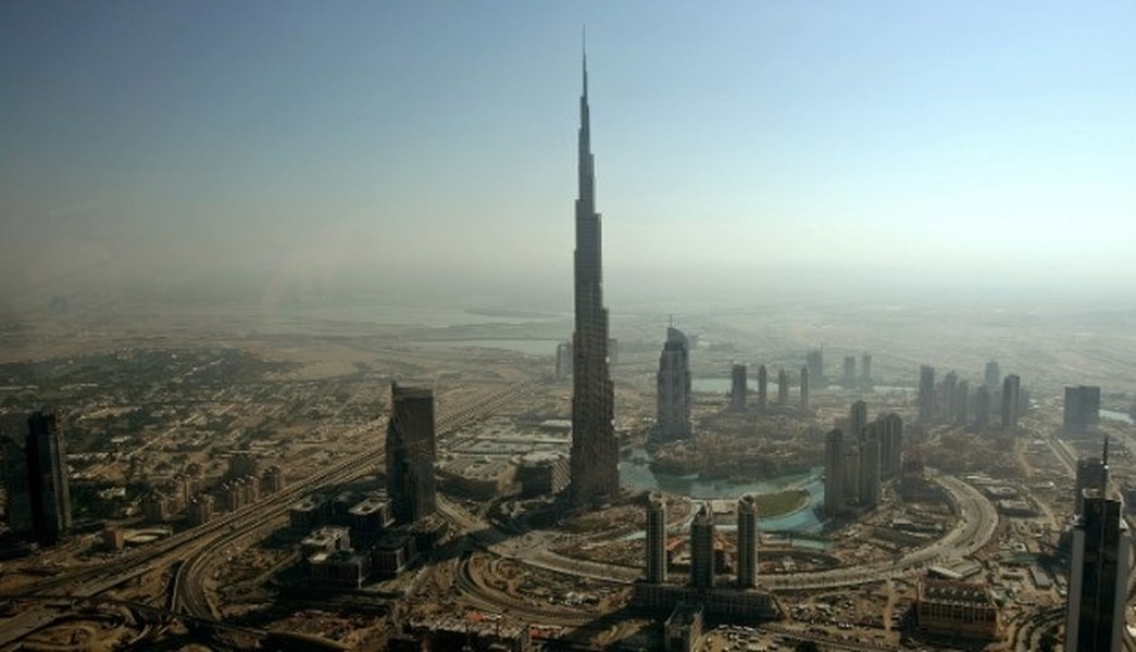 Burj Khalifa, Dubai, Vương Quốc Ả Rập Thống Nhất được hoàn thành năm 2010, với chiều cao lên tới 584,5 m.