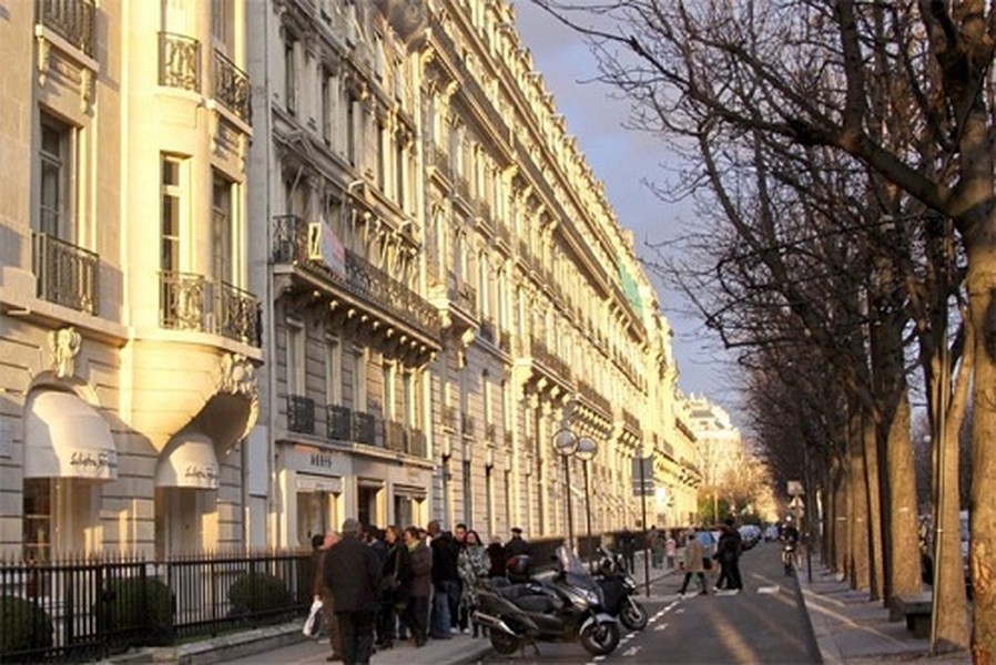 Đại lộ Montaigne, Paris được coi là thiên đường hàng đầu thế giới cho các sản phẩm thời trang cao cấp và cũng là một trong những khu dân cư sang trọng nhất trên thế giới. Giá đất ở đây: 26.000 USD/m2.