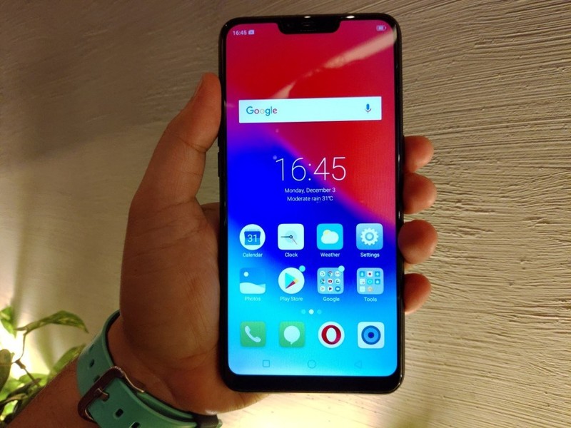  1. Realme C1 (bản 2019). Với mức giá cực "yêu" khi tung ra thị trường, Realme C1 (bản 2019) được kì vọng là sản phẩm sẽ giúp Realme thống lĩnh thị trường smartphone giá rẻ. Thế nhưng, trong cuộc đua của các hãng lớn ít nhiều cũng có sự tham chiến ở phân khúc điện thoại giá rẻ. Lấy ví dụ như Samsung M10, Nokia 2.2, Xiaomi Redmi 7, Vsmart joy 1(+),… Realme C1 2019 dường như bị thua thiệt về mặt hiệu năng cũng như ngôn ngữ thiết kế quá quen thuộc.