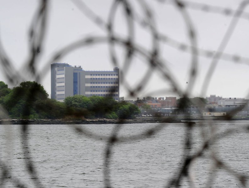 Rikers Island là một trong những  nhà tù lớn nhất thế giới vì nó nằm trên một hòn đảo rộng 167acres (675.825m2) giữa Queens và Bronx, giam giữ khoảng 7.000 tù nhân.