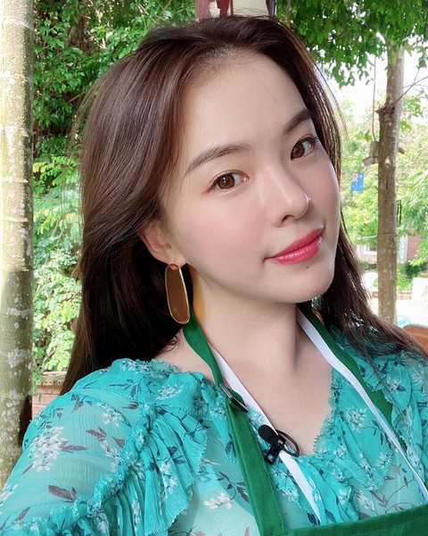 Lee Ha Neul khoe nhan sắc trẻ trung xinh tươi với lớp make up sương sương trong chuyến đi đến Phú Quốc mới đây.