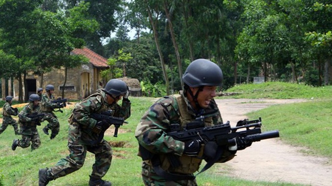 Hải quân Đánh bộ là một binh chủng thuộc Quân chủng Hải quân Việt Nam có nhiệm vụ đóng quân bảo vệ các đảo, đá hoặc tấn công, đổ bộ bằng đường biển lên đất liền hoặc lên các đảo bị nước ngoài chiếm đóng. Bảo vệ chủ quyền lãnh thổ, lãnh hải của Việt Nam. Ảnh: Trọng Đức - TTXVN