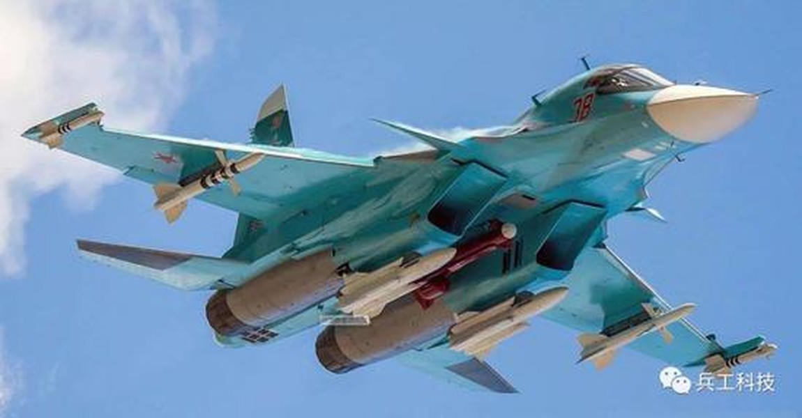 "Thú mỏ vịt"  Su-34 là loại máy bay tiêm kích bom tiên tiến hai chỗ ngồi, thuộc thế hệ 4+ của Nga, có khả năng tiêu diệt mục tiêu mặt đất, trên biển và trên không trong mọi điều kiện thời tiết.