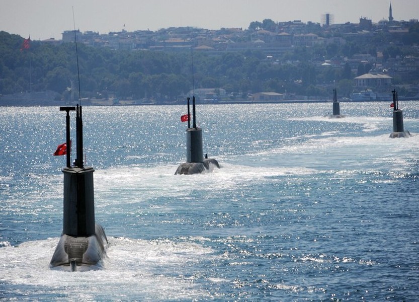 Căng thẳng giữa Nga và  Thổ Nhĩ Kỳ xung quanh vấn đề Syria leo thang, Ankara thậm chí đe dọa đóng eo biển Bosphorus, chặn đường tiếp tế vũ khí của Nga cho Syria.