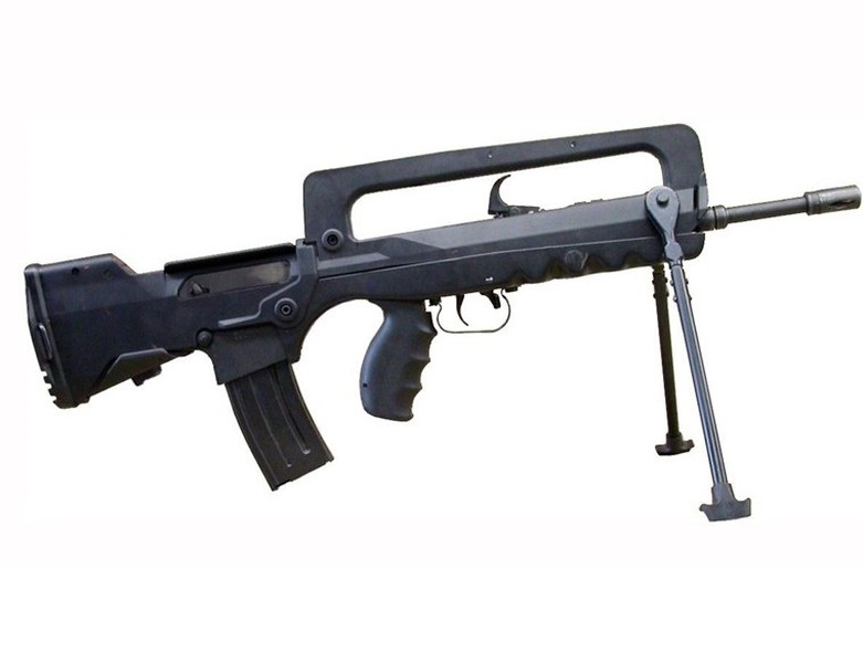 FAMAS là súng trường tấn công chủ lực của quân đội Pháp, tên gọi FAMAS là viết tắt của cụm từ Fusil d'Assault de la Manufacture d'Armes de St-Etienne-súng trường tấn công của nhà máy vũ khí Saint-Étienne. Nhà máy chế tạo loại súng này là một thành viên của Tập đoàn GIAT.