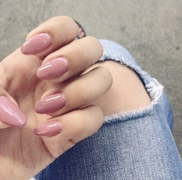 Các mẫu móng tay tối màu và đơn giản nhìn tựa viên ngọc này đang là trào lưu, xu hướng nail ở Nhật Bản.