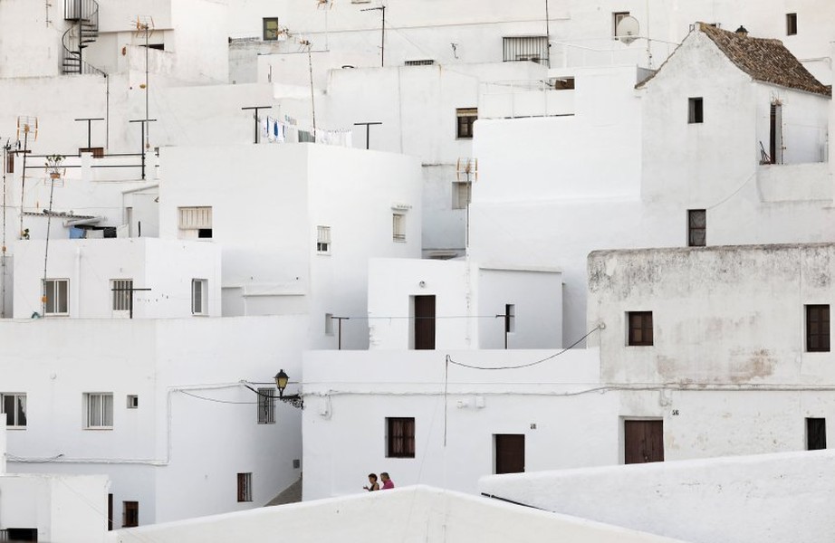 Trắng là màu sắc chủ đạo của những ngôi nhà vùng nông thôn Arcos de la Frontera, Andalusien, một cộng đồng tự trị ở xứ sở bò tót Tây Ban Nha.