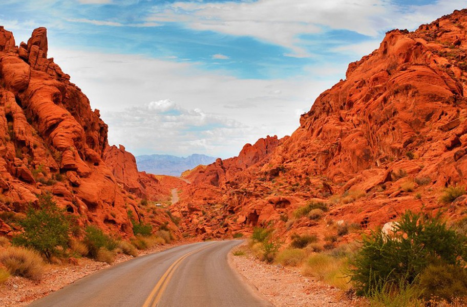 Con đường băng qua thung lũng Valley of Fire (Thung lũng lửa) tại bang Nevada, Hoa Kỳ.