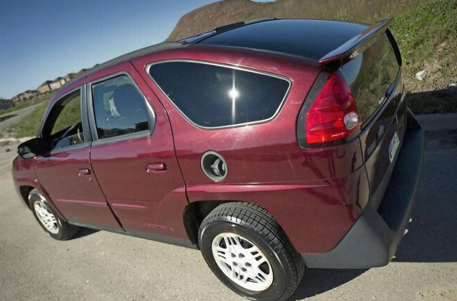 Pontiac Aztek đứng đầu danh sách bình chọn “xe ngố” của độc giả The Globe and Mail. Nếu bạn muốn chế tạo một chiếc xe phá vỡ mọi nguyên lý thẩm mỹ, hẳn bạn phải vượt qua chiếc Aztek này: cạnh mỏng, lưng gù, mâm xe đục lỗ, giống như phiên bản “lưỡng long nhất thể” bị lỗi giữa đồ chơi Transformer và máy hút bụi.