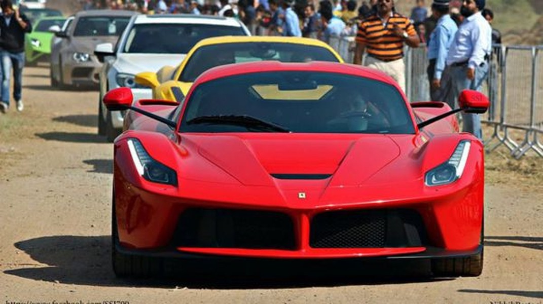 Chiếc siêu xe LaFerrari được người xem chào đón như một ngôi sao màn bạc. LaFerrari là siêu xe có công suất lên đến 950 mã lực và chỉ có 499 chiếc được sản xuất.