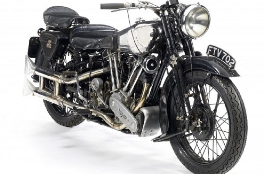 10. Brough Superior SS100 1939: giá bán $425,943. Xuất thân là một chiếc xe ba bánh, sau khi cải tiến đã có dáng vóc năng động hơn. Đây là 1 trong 1000 chiếc còn tồn tại.