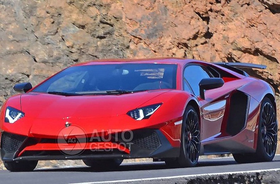  Lamborghini Aventador SV: Được phát triển dựa trên cơ sở là mẫu Aventador LP700-4 đang có mặt trên thị trường, Aventador SV sẽ hứa hẹn là một trong những mẫu siêu xe thể thao thị trường có sức mạnh khủng khiếp nhất.  