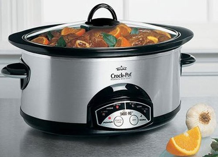 Slow cooker là loại nồi nấu dùng điện để làm chín thức ăn ở nhiệt độ thấp và cần thời gian lâu hơn so với khi nấu trên bếp.