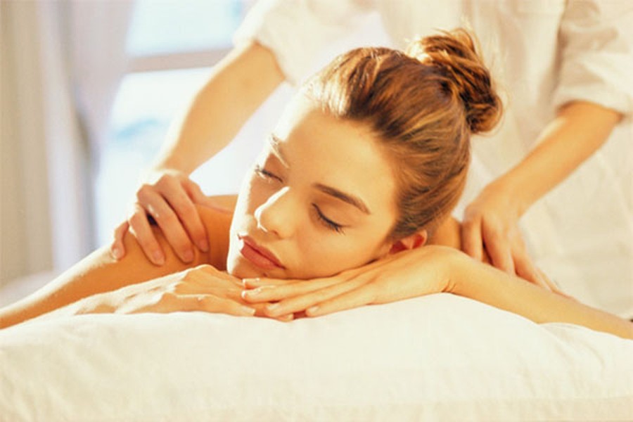 1. Massage kiểu Thụy Điển. Đây là loại hình massage rất được ưa chuộng tại Châu Âu do cảm giác thư giãn sâu mà nó mang lại. Massage Thụy Điển thường dùng các động tác xoa bóp và nhấn vào các cơ bắp trên cơ thể một cách mềm mại, nhẹ nhàng cùng với tinh dầu đặc trị.   