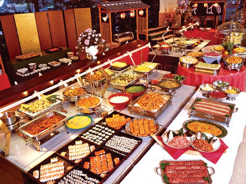  Tiệc buffet hay còn gọi là tiệc đứng ngày càng được ưa chuộng ở Việt Nam bởi sự tự do, thoải mái và bạn có thể ăn bao nhiêu tùy thích với một mức giá cố định. Khi tham dự tiệc buffet, hãy mặc quần áo thoải mái để dạ dày hoạt động hiệu quả và không bị tức bụng khi ăn no.