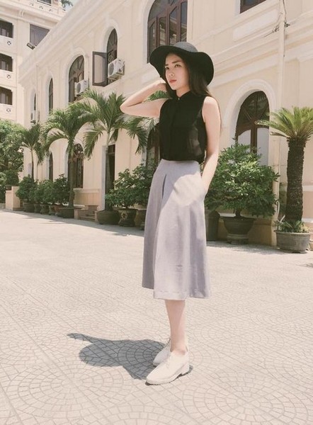 Với sự lên ngôi của  quần ống rộng (quần culottes) khiến các tín đồ thời trang phải điên đảo. Nhất là các cô nàng công sở từ lâu đã bị bó hẹp trong những chiếc quần bó sát, nay được thả phanh mặc sành điệu và vô cùng thoải mái với chiếc quần này. Ảnh: Giadinh.