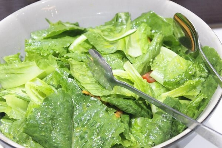 Đứng đầu danh sách những “siêu”  thực phẩm giải nhiệt mùa hè chính là salad. Ảnh: monngon.