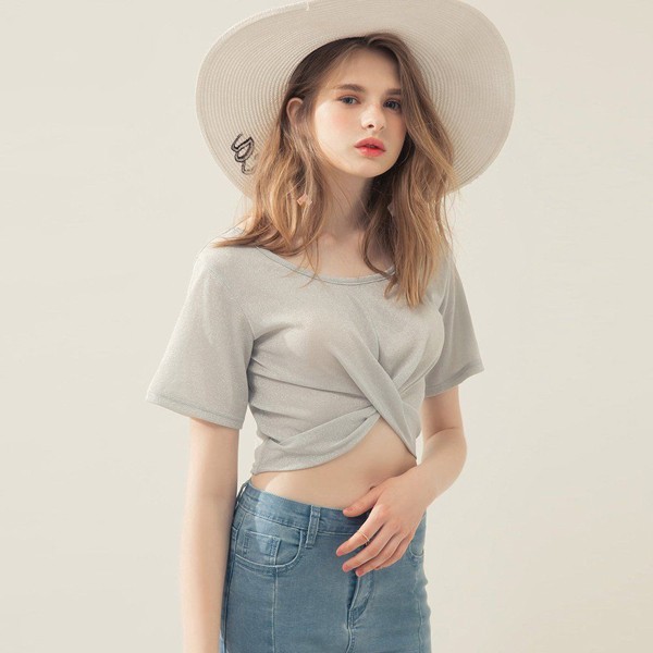  Mẫu áo “toang” vòng 1 biến tấu từ kiểu dáng croptop được đông đảo chị em đón nhận nhờ khoe trọn số đo ba vòng mà vẫn giữ được sự kín đáo vừa đủ.