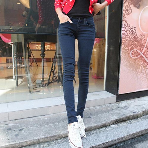 Quần skinny jeans. Mặc một chiếc quần skinny jean chật chội và bó sát có thể ảnh hưởng đến tiêu hóa. Nó cũng là nguyên nhân gây nên các cơn đau lưng dưới, nhiễm nấm men ở phụ nữ nếu như bạn mua phải một chiếc quần rẻ tiền, chất liệu vải kém chất lượng. Bên cạnh đó, quần quá chật còn gây tổn thương đến thần kinh.