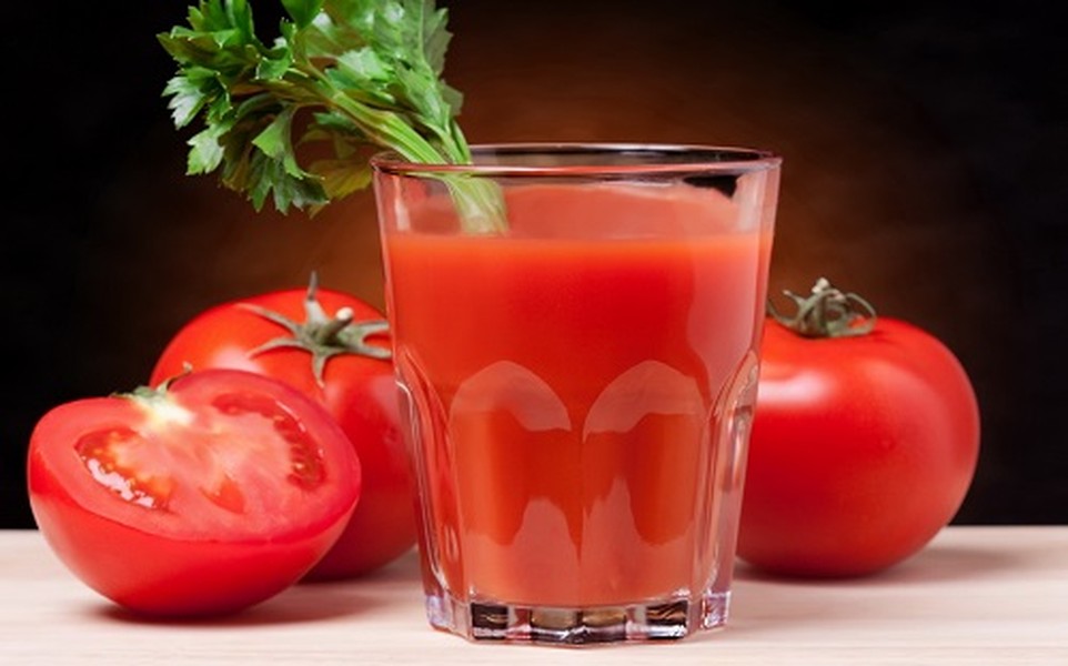 Bổ sung cà chua. Cà chua có chứa nhiều Lycopene, chất này giúp cải thiện sắc tố đỏ giúp da hồng hào, căng mịn và chống nắng rất hiệu quả. Ngoài ra trong cà chua còn chứa rất nhiều loại vitamin thiết yếu khác như vitamin A, B6, C, B1, B2, các chất vi lượng như canxi, sắt, kali, phốt pho, I ốt, magie và một số các loại axit hữu cơ dưới dạng muối.