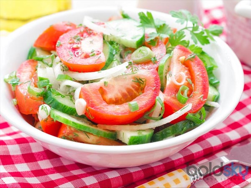 Salad. Không ít người chọn salad làm thực đơn chính cho bữa ăn. Tuy nhiên, salad khó có thể cung cấp năng lượng đủ cho các hoạt động trong ngày. Điều này dẫn đến tình trạng buồn ngủ thường trực.