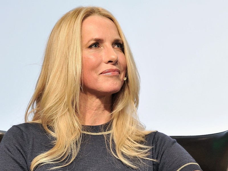 1. Laurene Powell Jobs - giá trị tài sản ròng 18,5 tỷ USD Người phụ nữ giàu nhất thế giới trong giới công nghệ là vợ của cố tỷ phú, nhà sáng lập Apple Steve Jobs. Khối tài sản của  vợ Steve Jobs có được nhờ vào lượng cổ phần lớn tại Apple và Disney được thừa hưởng từ người chồng quá cố của mình. Nữ tỷ phú 55 tuổi cũng thành lập Emerson Collective, một doanh nghiệp xã hội, vào đầu những năm 2000. Công ty này đang là cổ đông lớn tại tạp chí The Atlantic.