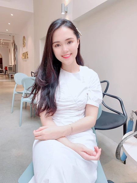 Cô hiện sở hữu chuỗi cửa hàng thời trang và mỹ phẩm cao cấp. Mới đây,  hot girl này tiếp tục khai trương thêm cửa hàng mới ở Hà Nội. Trong ngày khai trương, có sự tham gia của rất nhiều cầu thủ đến từ CLB Hà Nội.