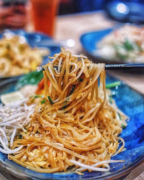 1. Pad Thai – Thái Lan. Pad Thai thực chất là món mì xào truyền thống với thành phần gồm mì gạo, trứng, đậu phụ, ớt đỏ, bột me, nước mắm và đường thốt nốt. Đĩa mì được trộn cùng đậu phộng rang, tôm (tươi hoặc khô), tỏi, hẹ tây. Khi ăn, ta vắt thêm một chút chanh để tạo vị chua. Món ăn đường phố này nổi tiếng bậc nhất tại xứ sở chùa vàng và năm 2011 còn được CNN vinh danh ở vị trí thứ 5 trong danh sách "50 món ăn ngon nhất trên thế giới".