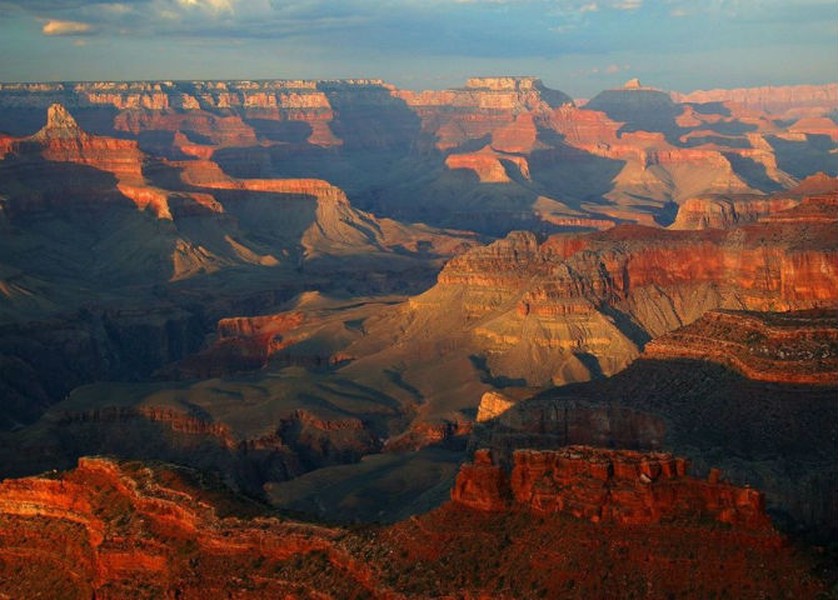 Khung  cảnh hoàng hôn thanh bình ở hẻm núi Grand Canyon, bang Arizona, Mỹ. Đứng ở Hopi Point, bạn sẽ ngắm được toàn cảnh hoàng hôn buông xuống tuyệt đẹp của Grand Canyon.