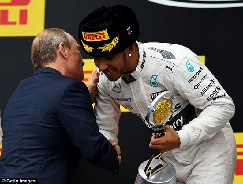 Tay đua Lewis Hamilton đã giành chức vô địch Sochi Grand Prix (GP Nga), thuộc chặng đua thứ 15 của mùa giải F1 với thành tích 1h37’11”024.